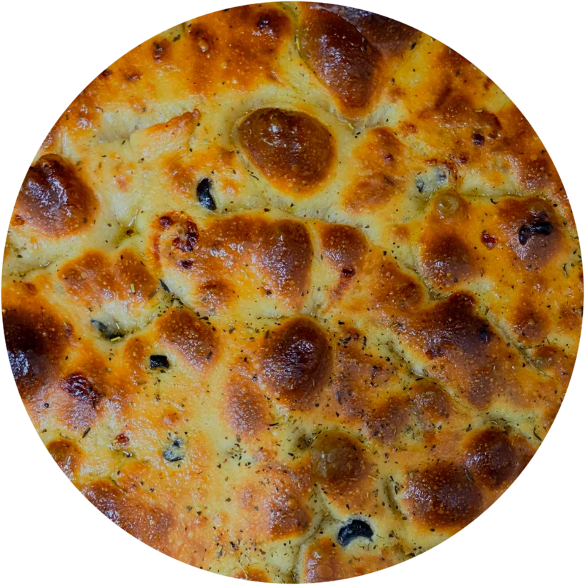 Focaccia dorée, alvéoles huilées, olives et herbes